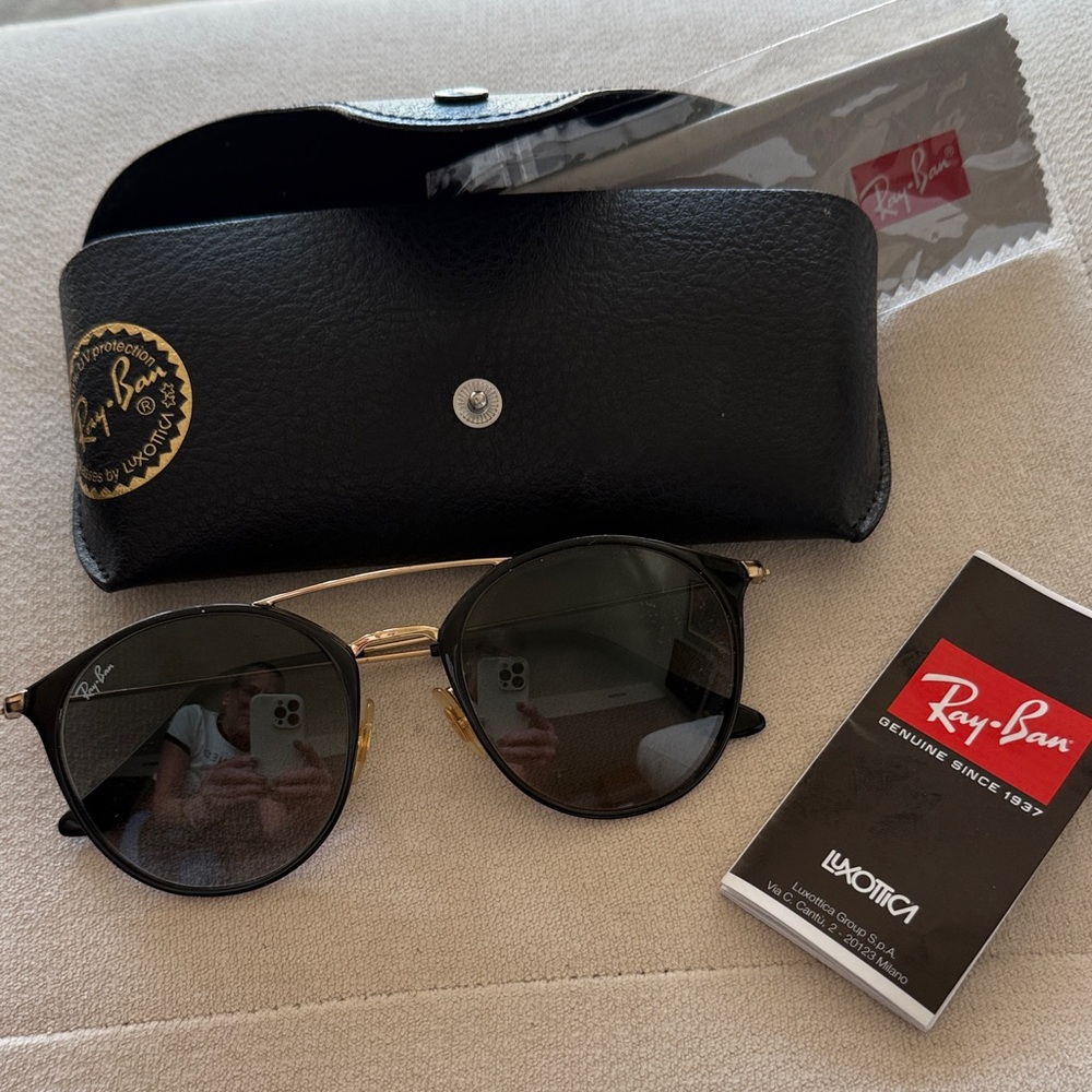 Ray-Ban Round Sunglasses in Black and Gold